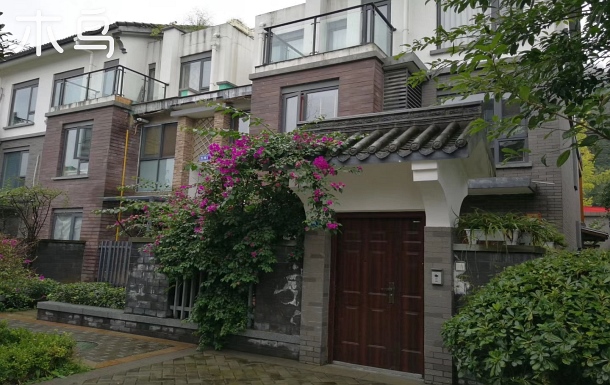 街子古镇景区内古镇牌坊大门口的跃式三居小洋房 温馨舒适