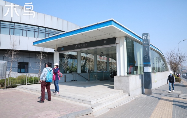 机场附近甘井子万达广场地铁2号线虹锦路口站b出口就是