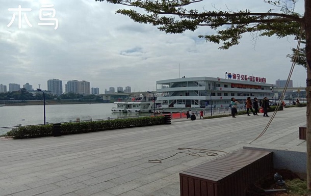 朝阳广场地铁口楼下美食城一室一厨一卫可住人可停车.